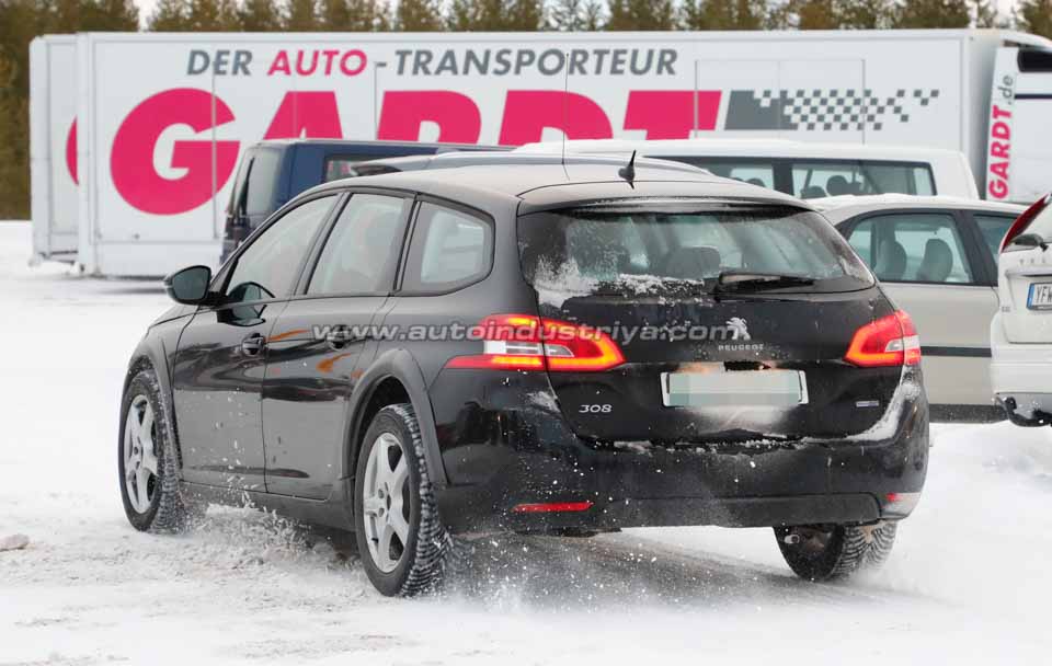 Rear quarter of the 2018 Peugeot 508 test mule