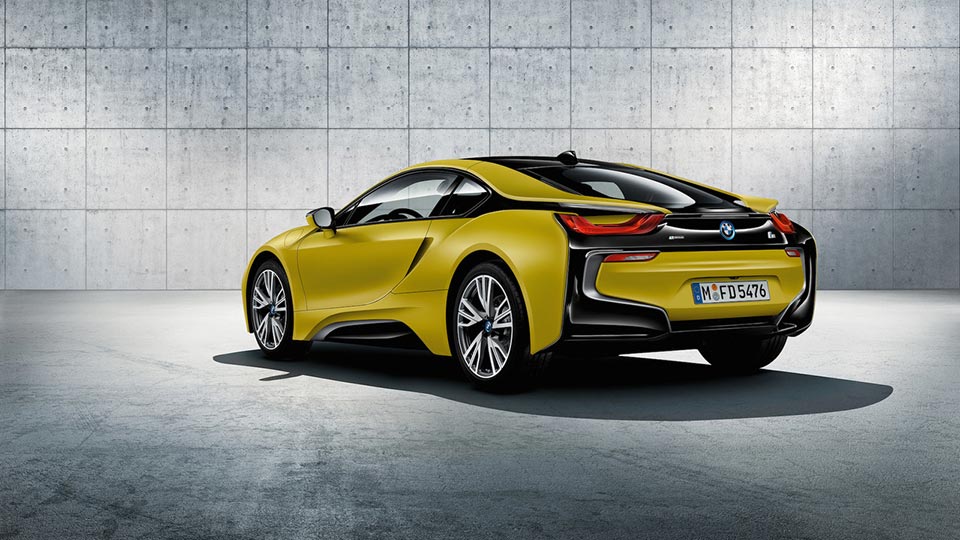 A rear quarter view of the BMW i8 finished in Protonic Frozen Yellow