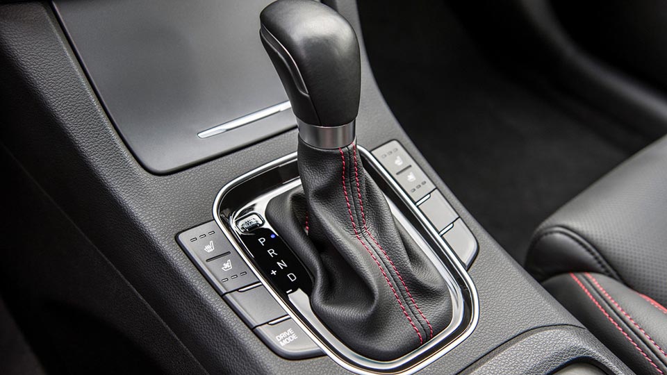 The red stitching surrounding the gear shifter on the 2018 Elantra GT