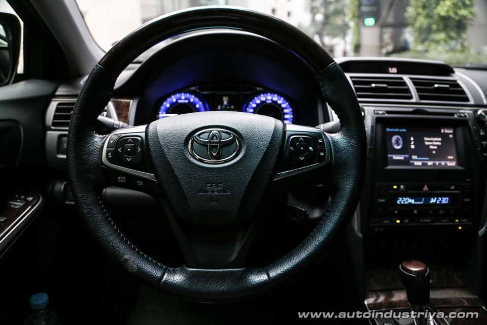 Inside the 2016 Toyota Camry V6