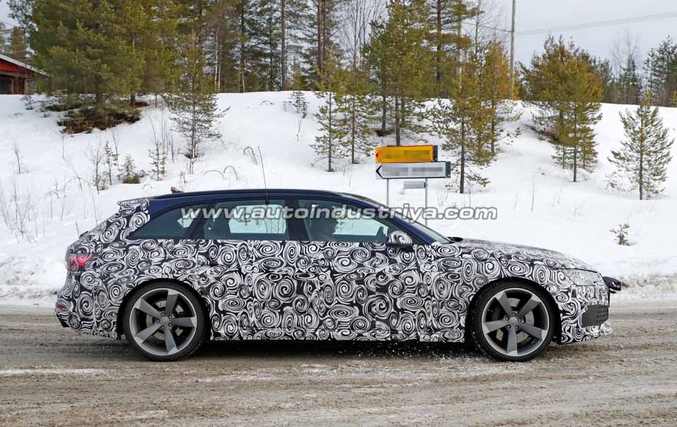 Side profile of the Audi RS4 Avant