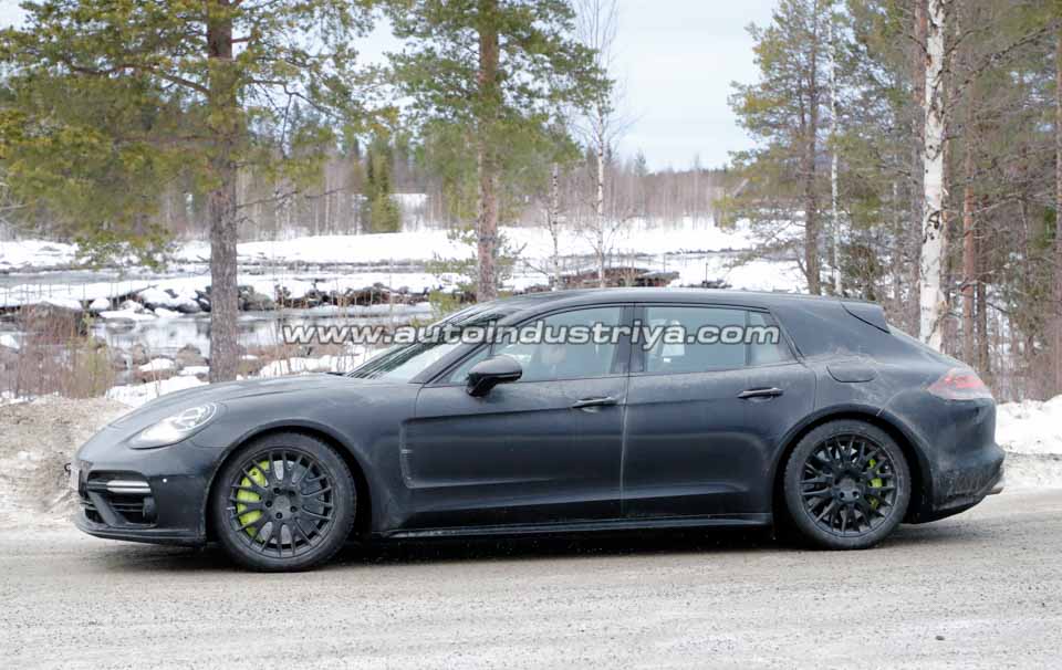 Side profile of the Porsche Panamera Turismo Sport