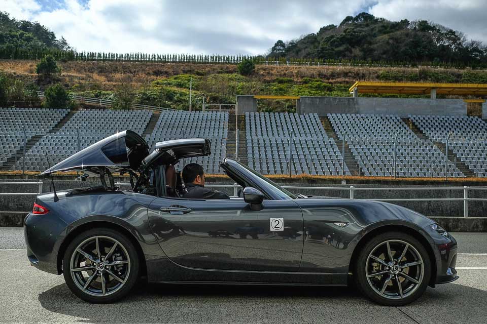 Stowing the top of the MX-5 RF