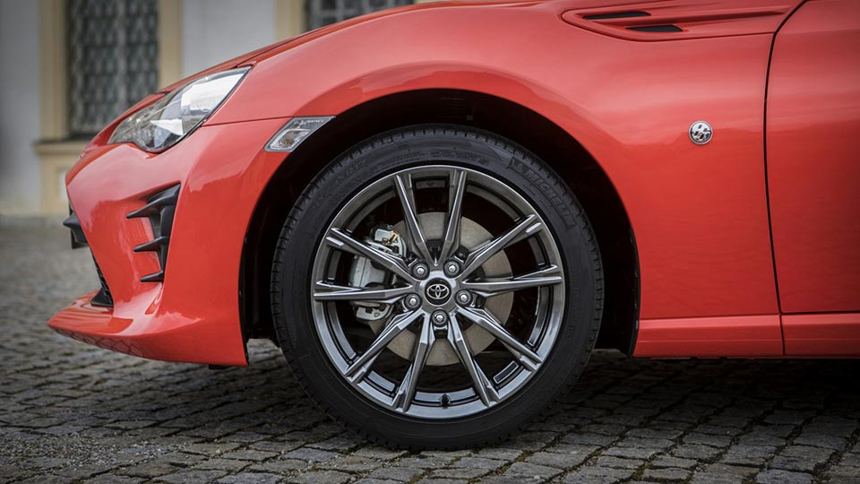 The 17-inch alloy wheels contrasting the Supernova Orange on the 860 Special Edition