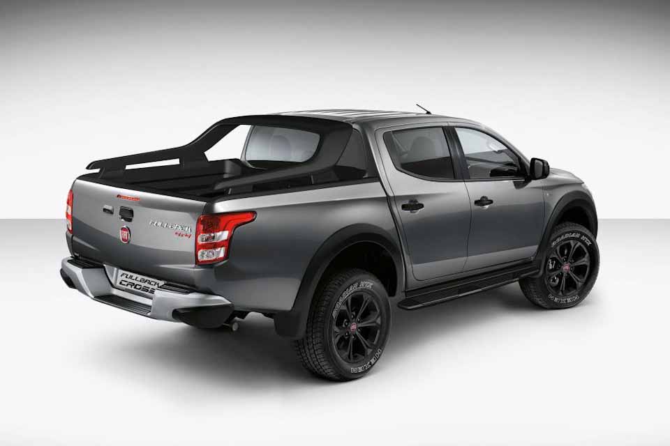 Strada-based Fiat Fullback pickup gets blacked-out Cross edition