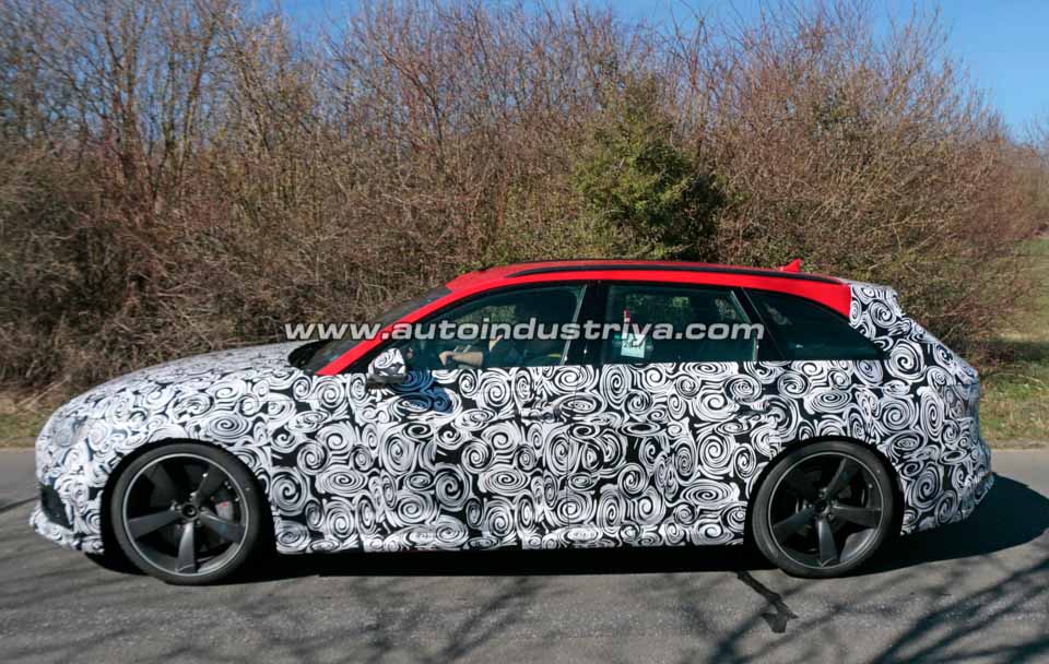 Side profile of the Audi RS4 Avant prototype