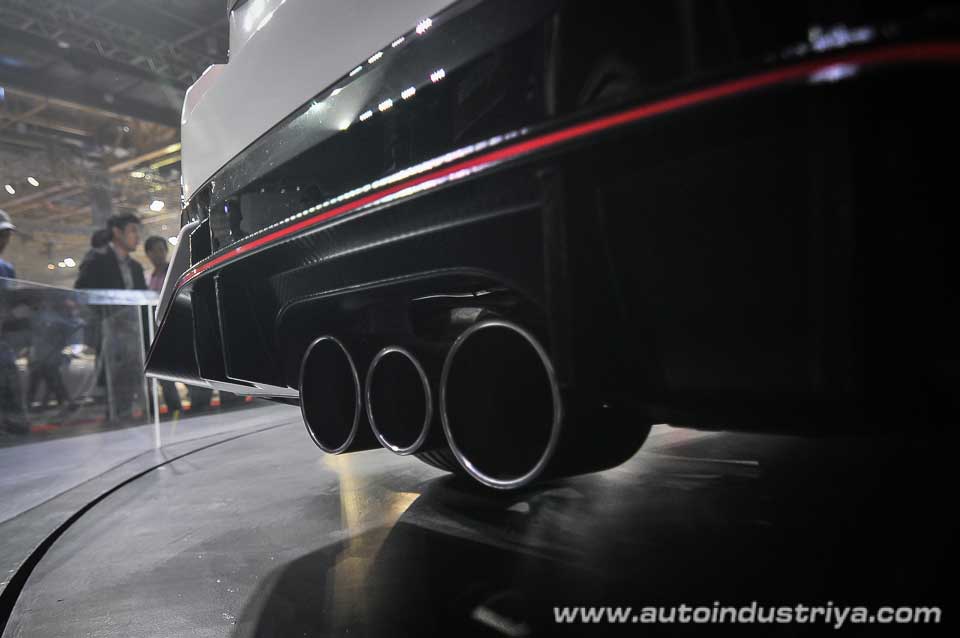 The triple exhaust on the 2017 Honda Civic Type R