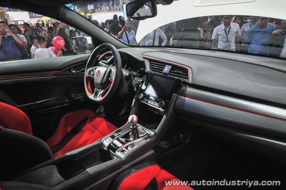 Inside the 2017 Honda Civic Type R