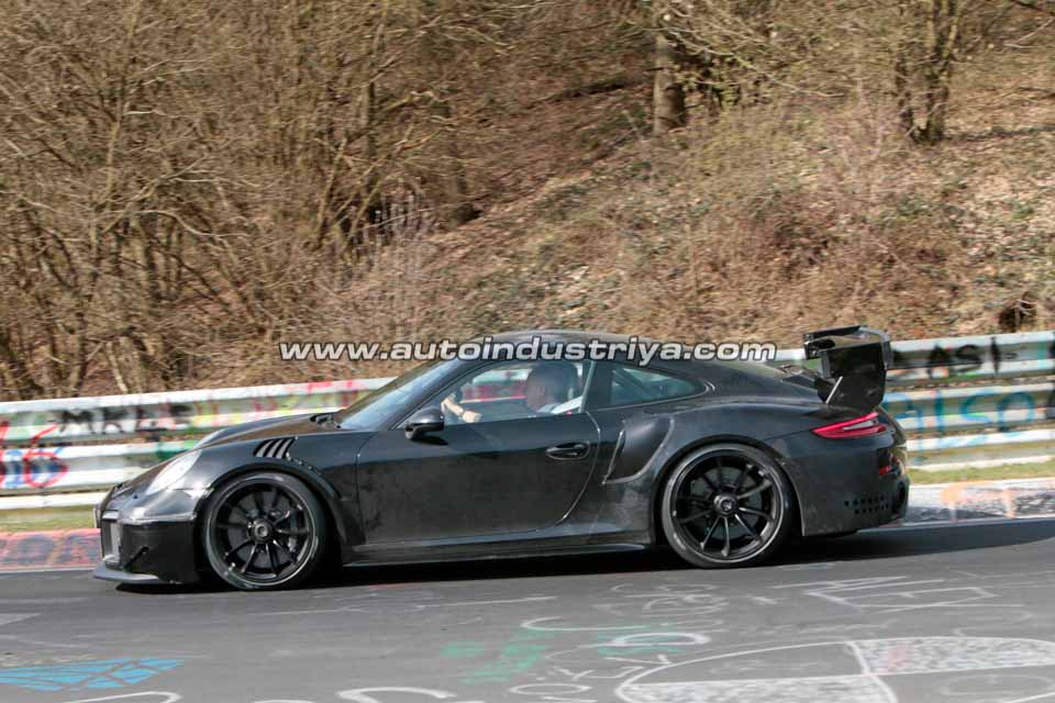 The side profile of the 911 GT2 RS
