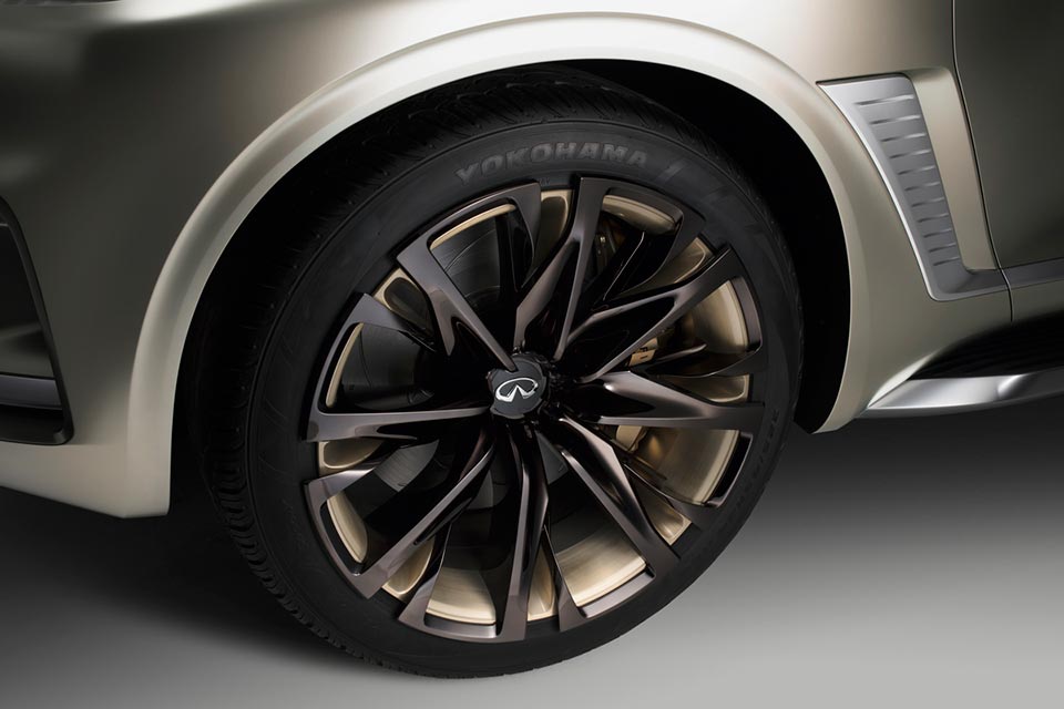The distinct alloy wheels on the Infiniti QX80 Monograph