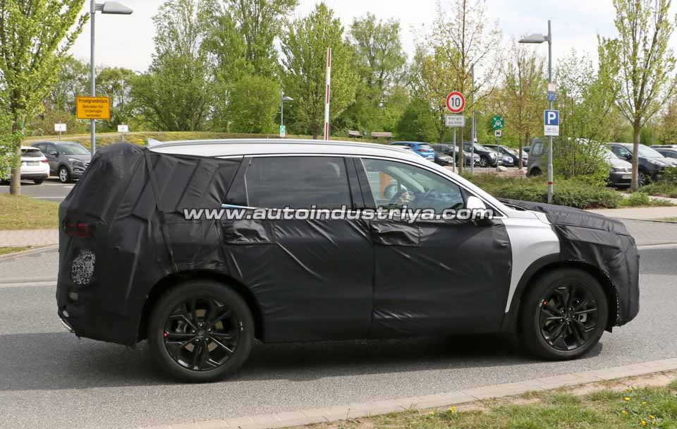 Side profile of the 2019 Hyundai Santa Fe prototype