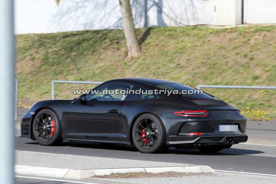 Rear quarter view of the wingless Porsche 911 GT3 prototype