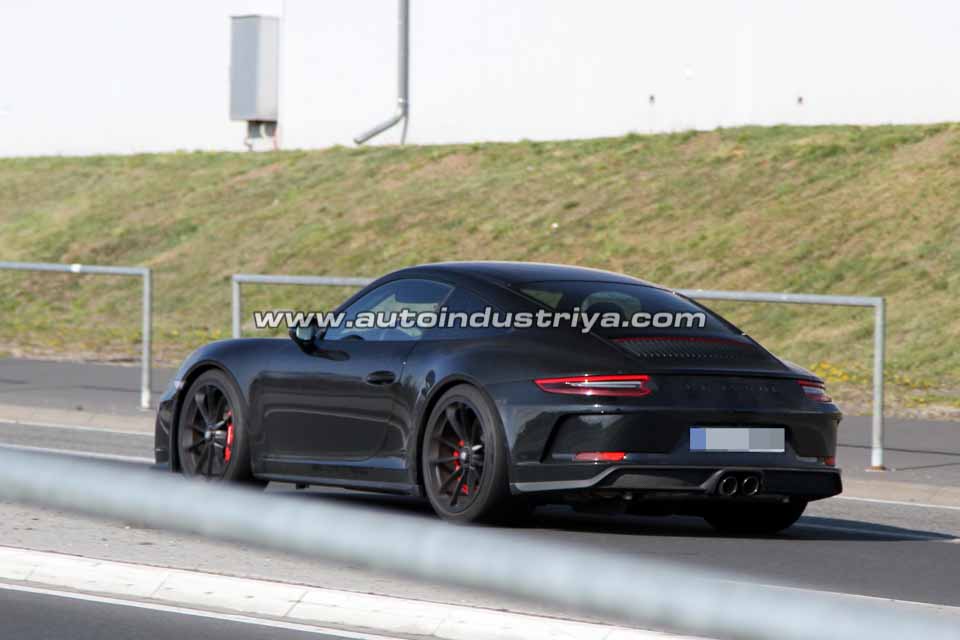 A closer look at the rear of the wingless Porsche 911 GT3