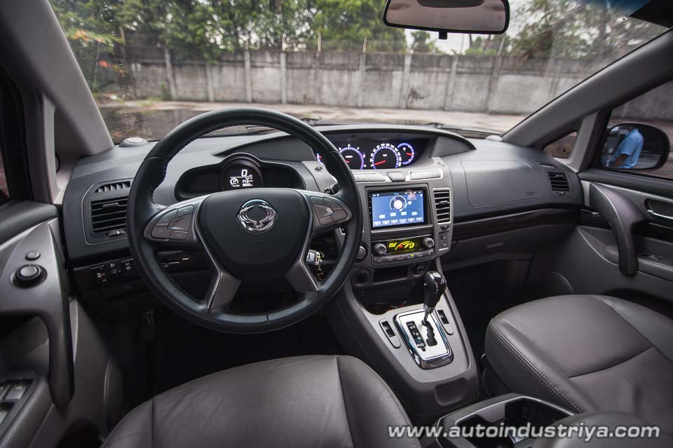 Inside the 2017 Ssangyong Rodius ELX AWD