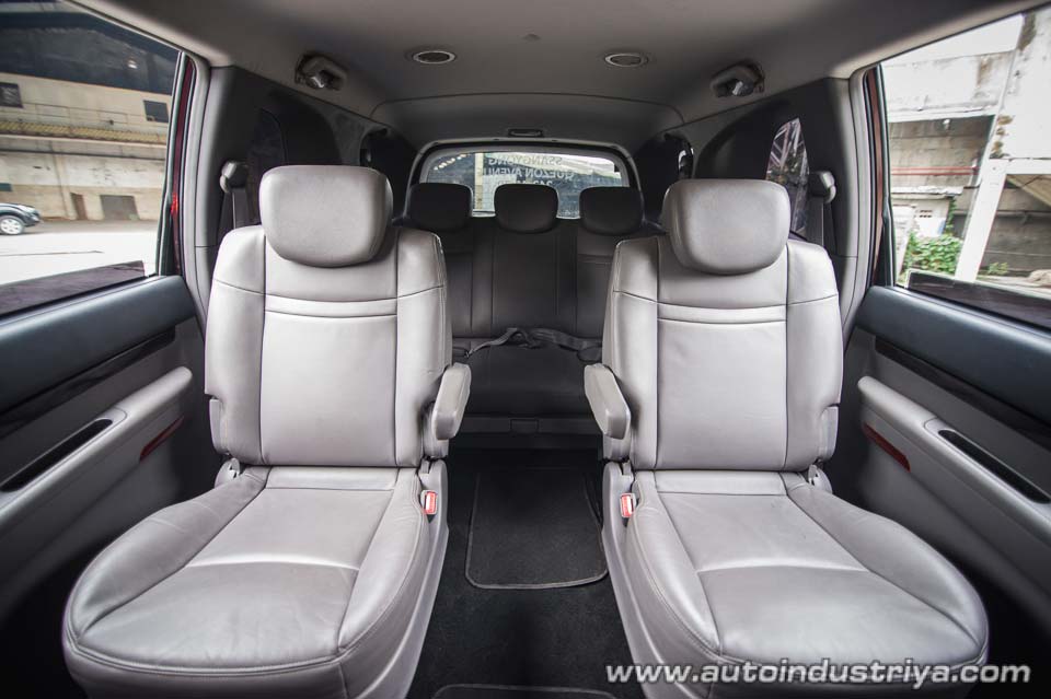 The second and third row seating in the 2017 Ssangyong Rodius ELX AWD