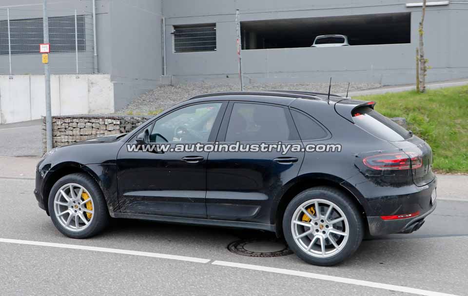 Rear quarter of the Porsche Macan facelift prototype