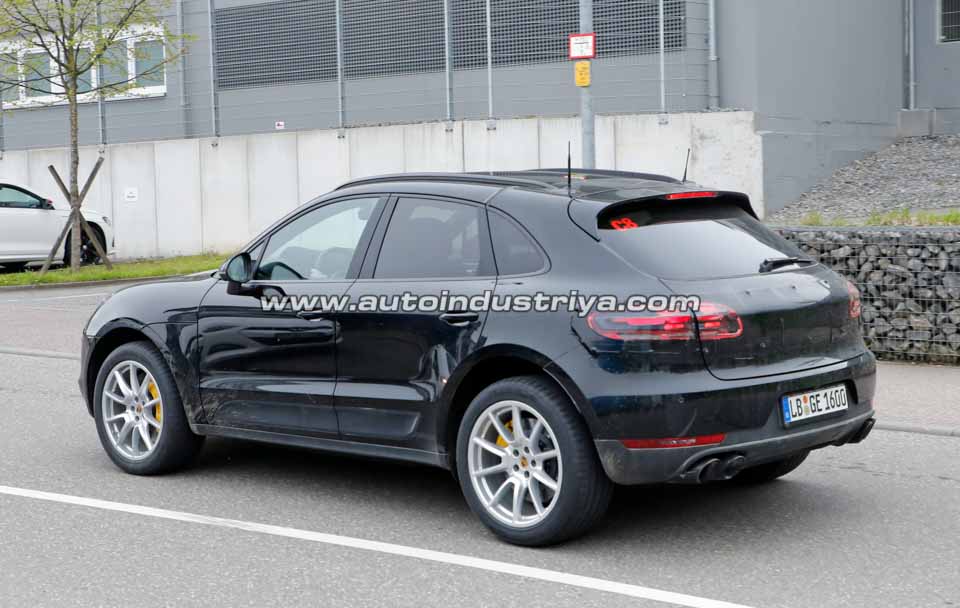 A closer look at the rear of the Porsche Macan facelift prototype