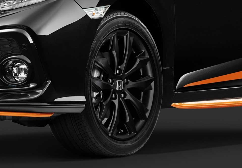 The 17-inch black alloy wheels on the Orange Edition Civic Hatchback