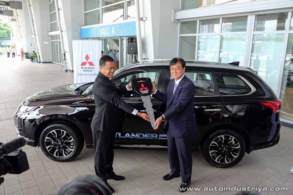 Mitsubishi Motors delivers Outlander PHEV and i-Miev to DENR