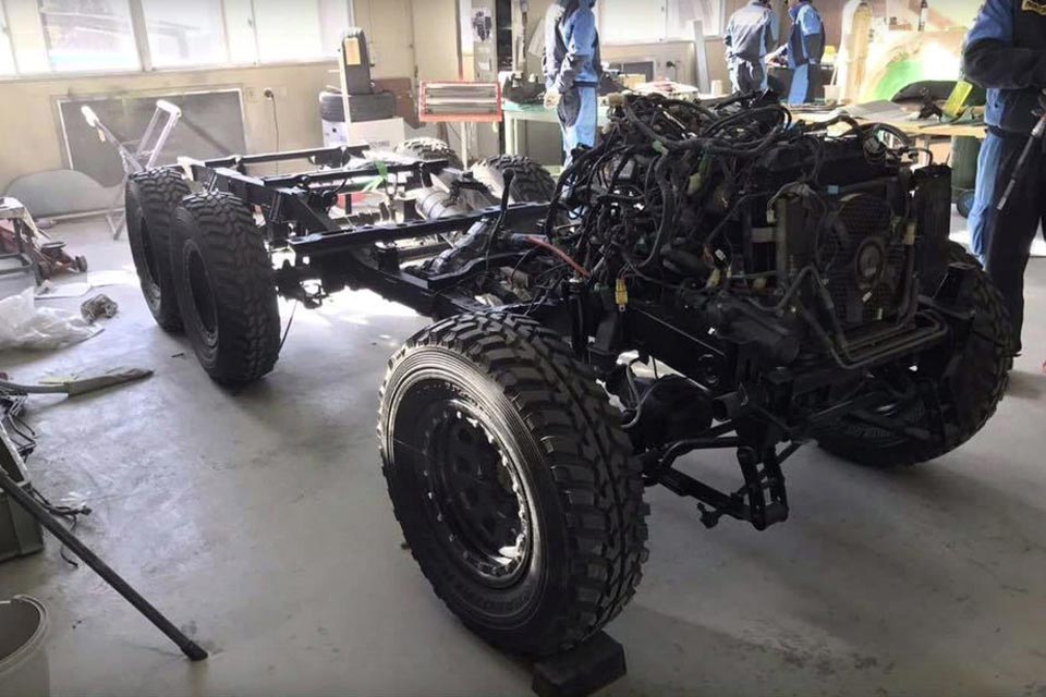 Japanese students create mini-Mercedes G63 6X6 clone