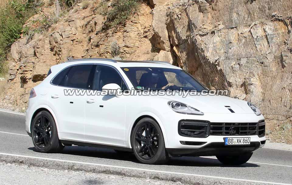 Spied: 2018 Porsche Cayenne spotted without camouflage