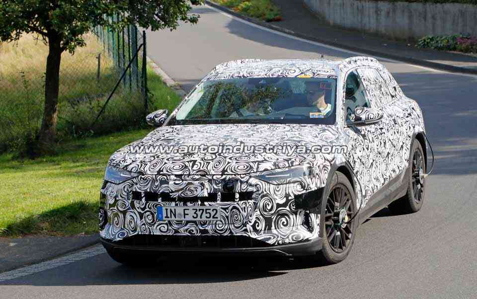 Spied: Audi e-tron quattro