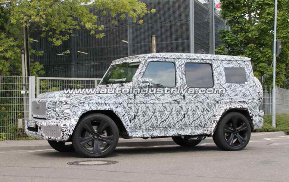 Spied: Next-gen Mercedes-Benz G-Class shows production lights