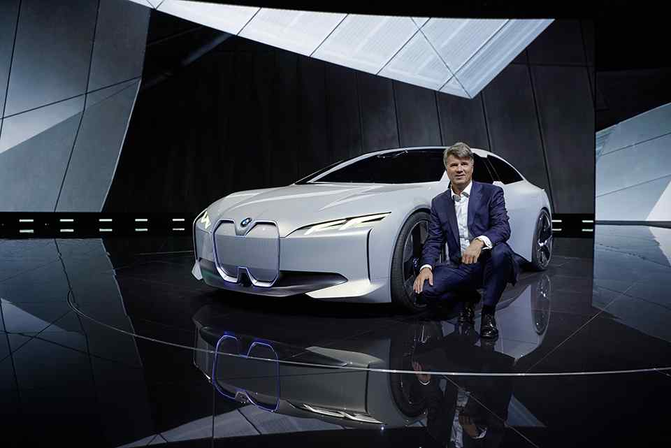 Frankfurt 2017: BMW i Vision Dynamics concept introduced