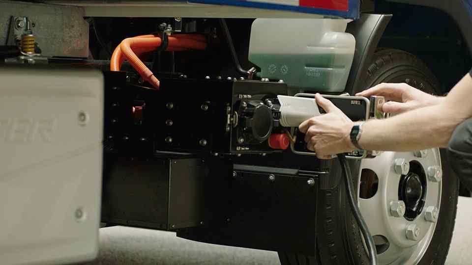 Mitsubishi Fuso eCanter electric truck makes US debut with UPS