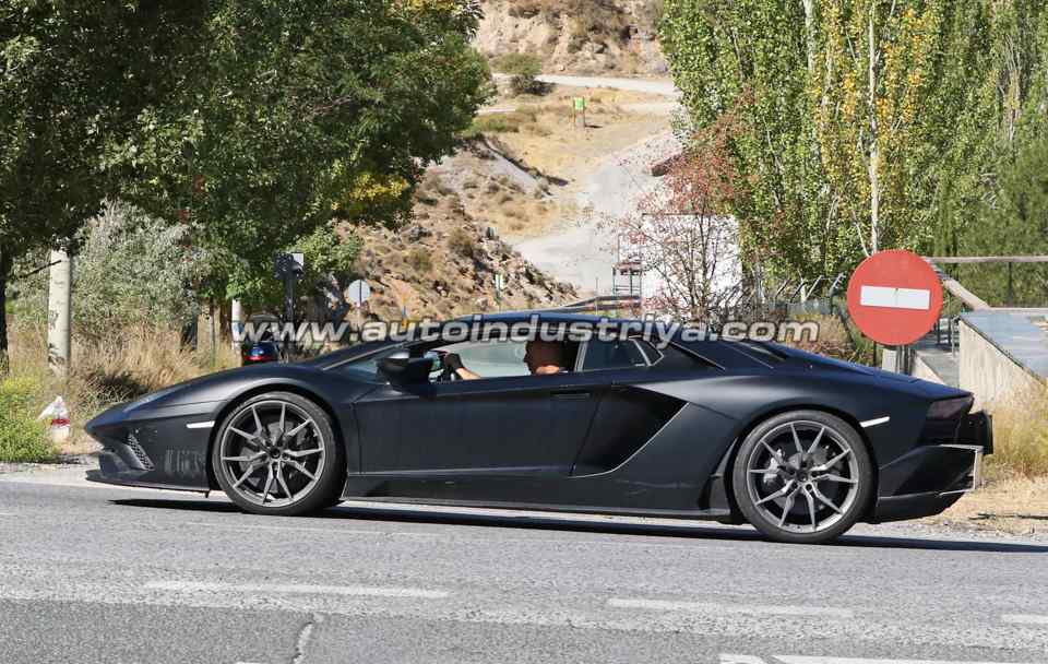 Spied: Lamborghini Aventador Perfomante shows more detail