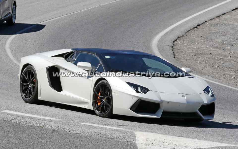 Spied: Lamborghini Aventador Perfomante shows more detail