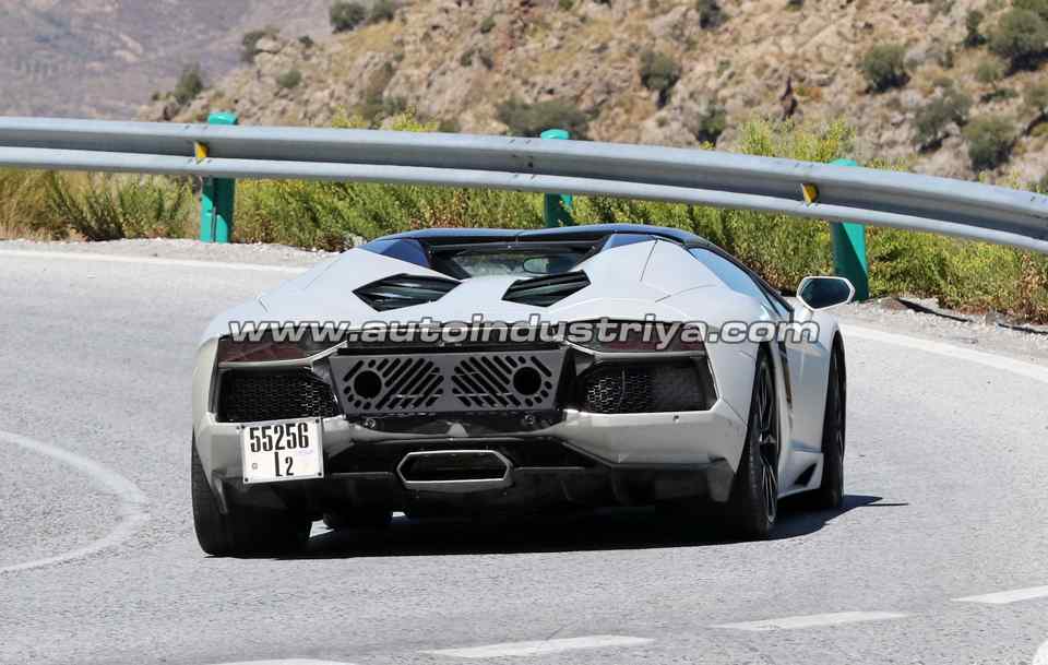 Spied: Lamborghini Aventador Perfomante shows more detail