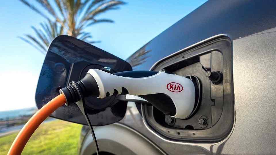 LA 2017: Kia Niro PHEV revealed with 900 km range