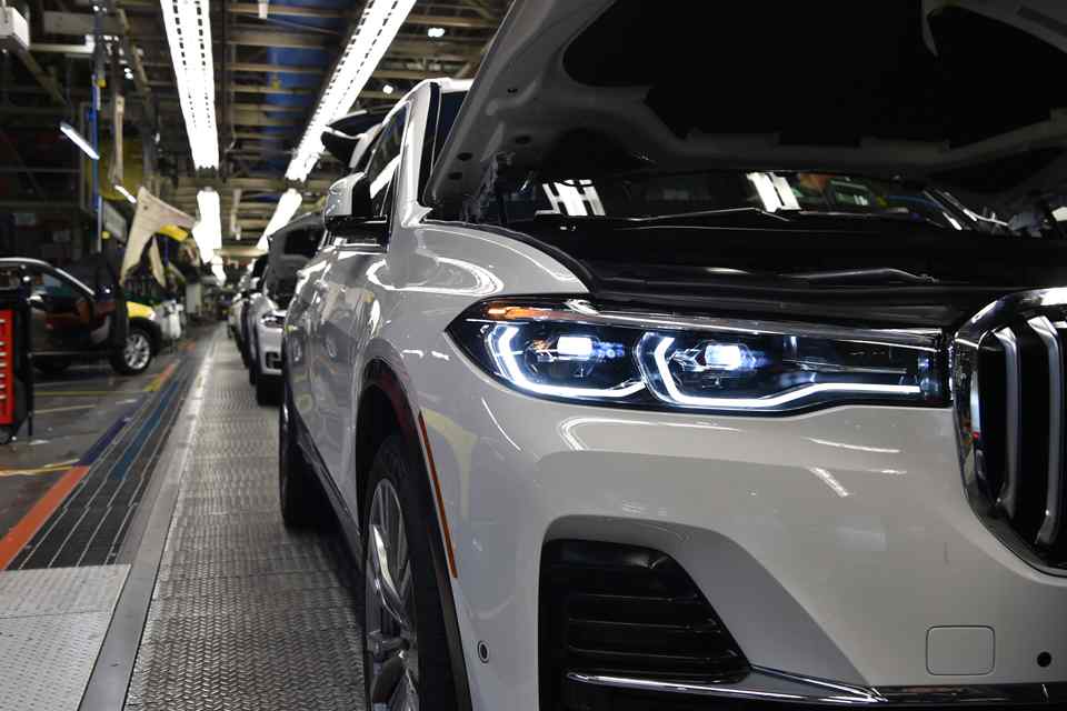 BMW gives early glimpse of X7 on the production line