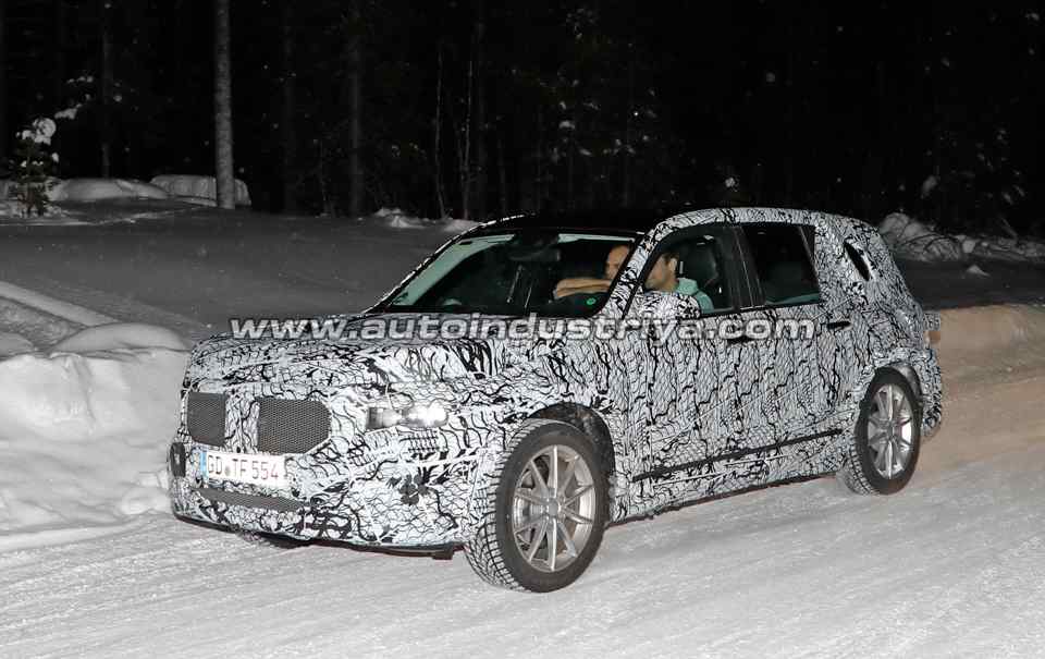 Spied: Merecedes-Benz GLB plays in the snow