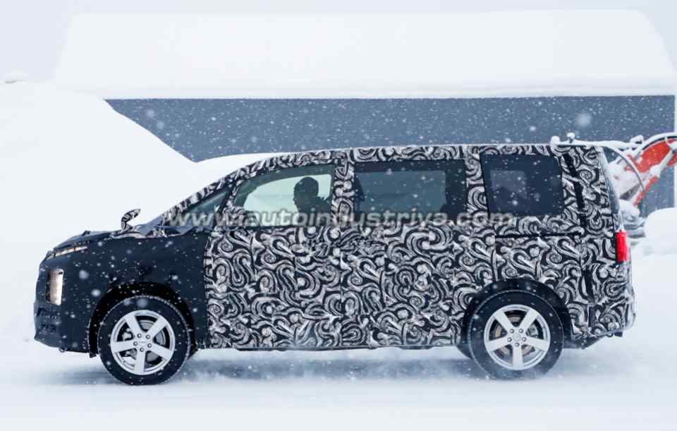 Spied: Are we looking at the next-generation Mitsubishi Delica?