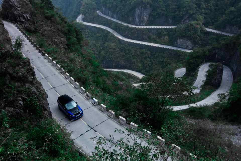 WATCH: Ranger Rover smashes Ferrari's record on Tianmen Road