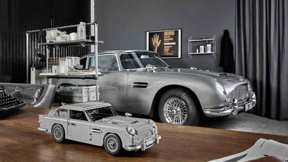 Lego James Bond's Aston Martin DB5 features a working ejector seat