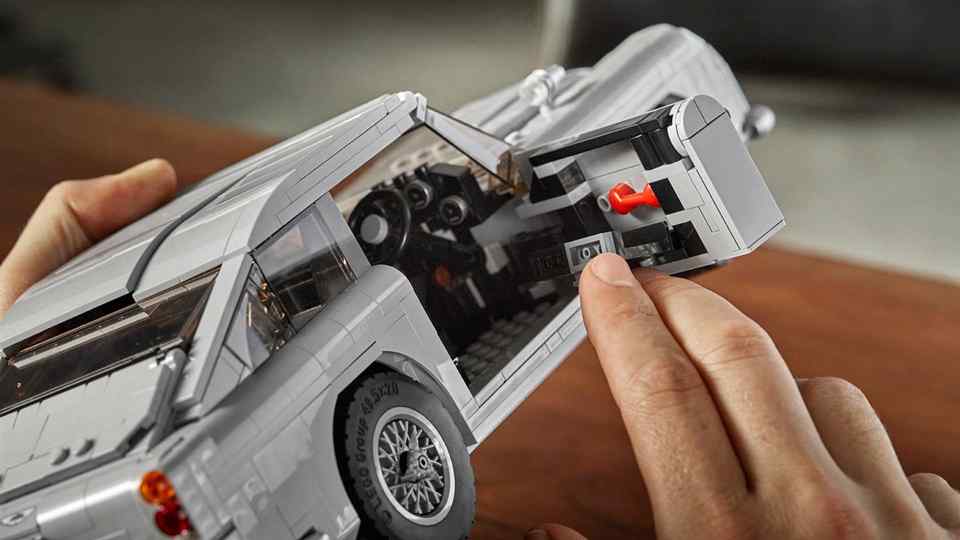 Lego James Bond's Aston Martin DB5 features a working ejector seat