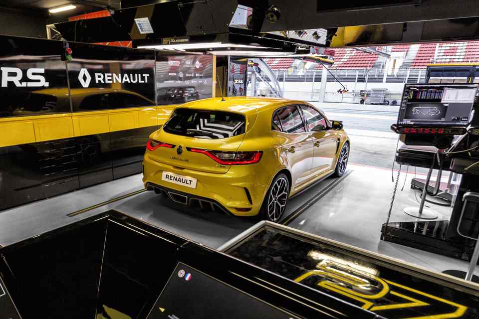 More Hardcore Renault Megane RS Trophy debuts with 300 horsepower