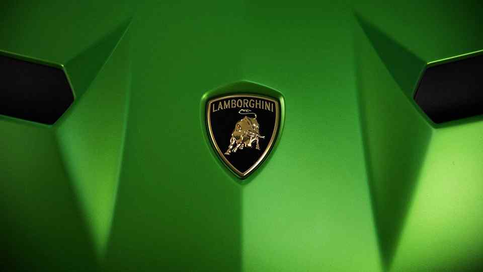 Take a close look at the Lamborghini Aventador SVJ's active aero 
