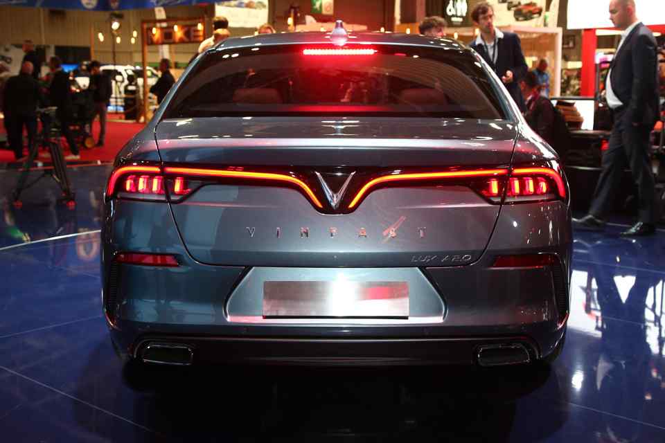 Vietnam's first SUV, Sedan take to the stage in Paris Motor Show