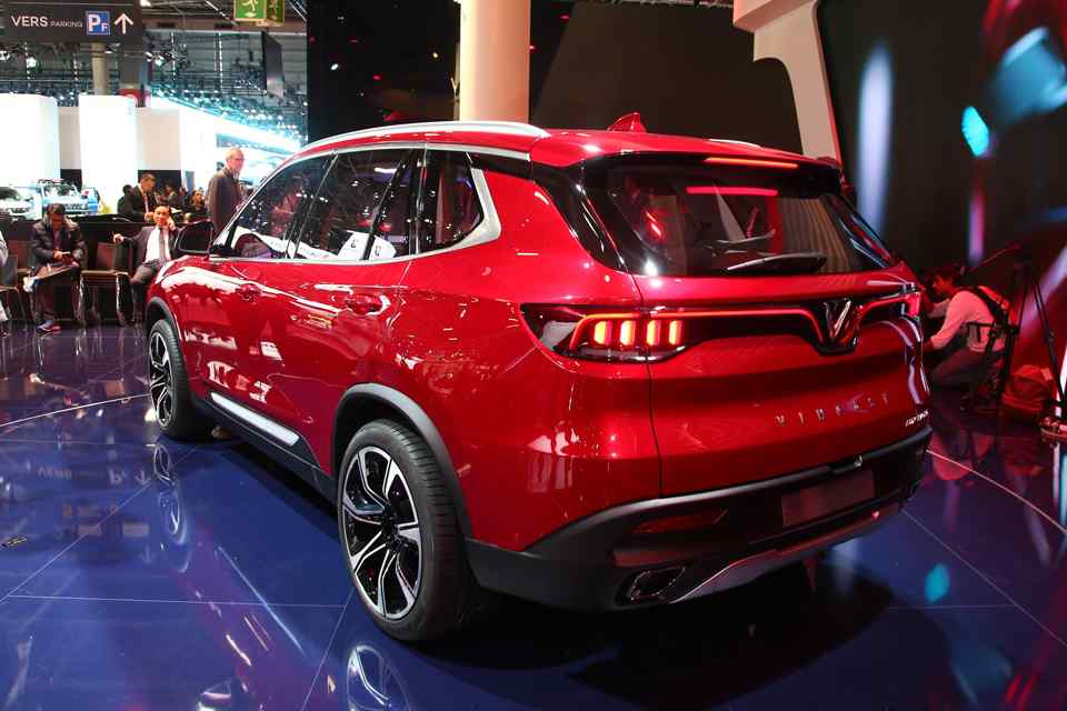 Vietnam's first SUV, Sedan take to the stage in Paris Motor Show