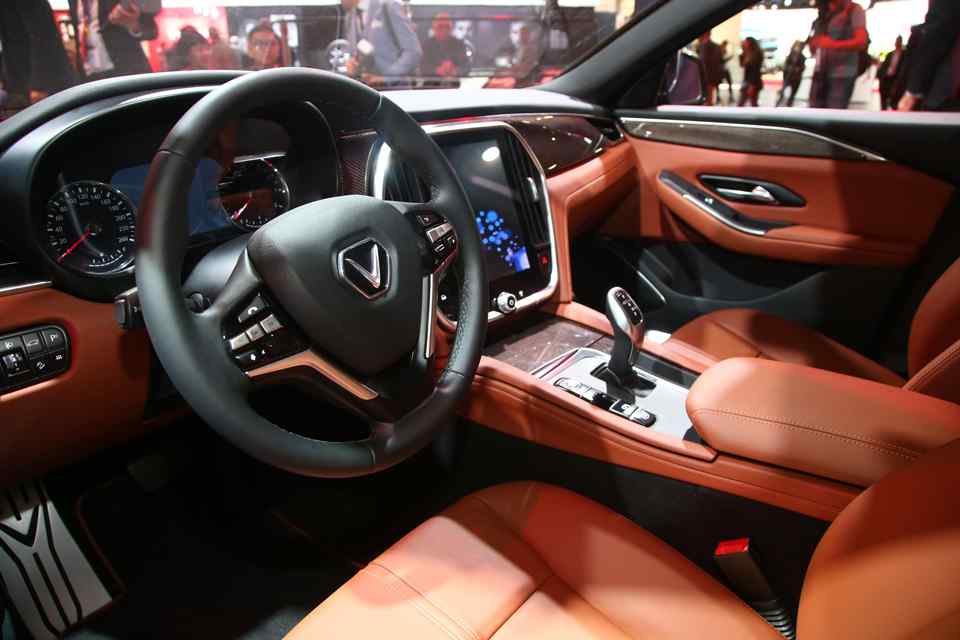 Vietnam's first SUV, Sedan take to the stage in Paris Motor Show