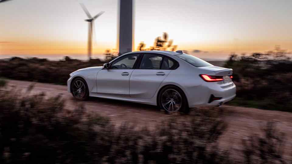 New BMW 330e debuts with more power, 60 km electric range