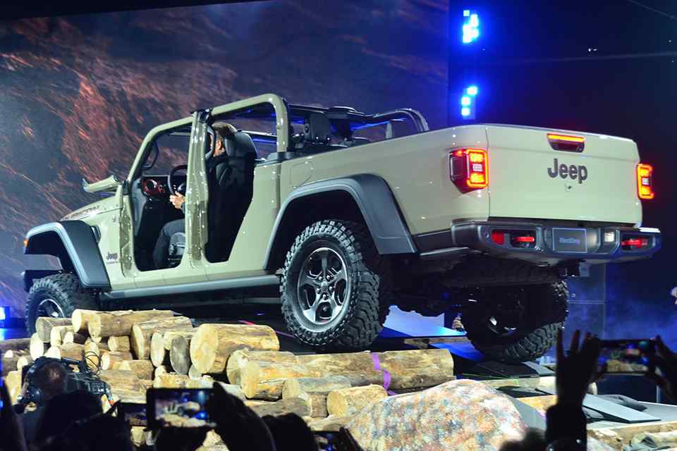 2020 Jeep Gladiator is a Wrangler with a pick-up's bed