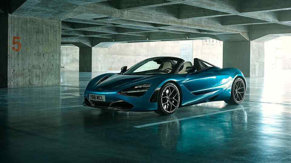 Drop top McLaren 720S cruises at 325 km/h 