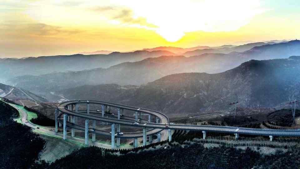 New Chinese highways looks like life-size Hotwheels course